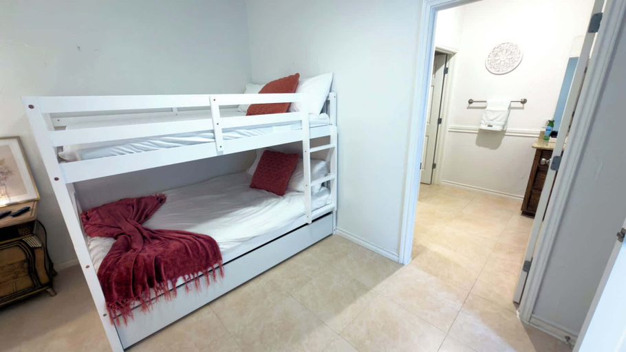 Room 2, Sunset Bay Views - Private 3 Levels - Rooftop Patio, Cameron
