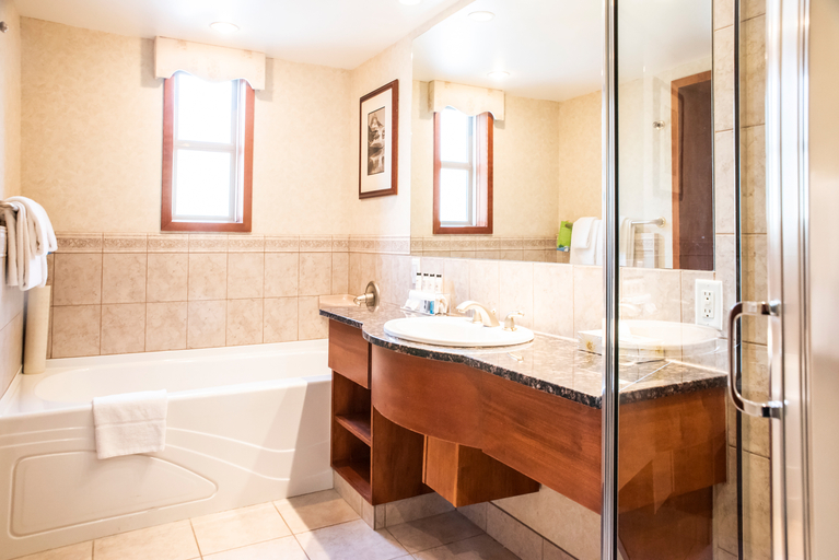 Bathroom 4, Charlton's Banff, Division No. 15
