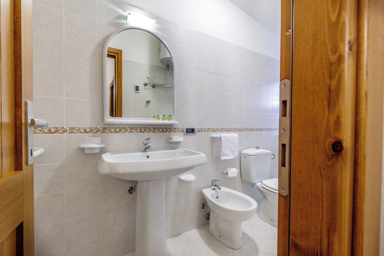 Bathroom 5, Club Hotel Residence Baiaverde, Sassari