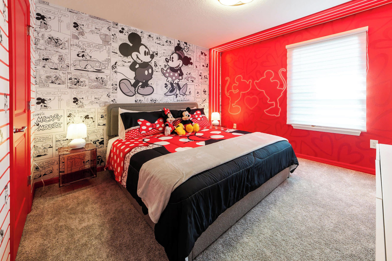 Room 5, Funtastic Themed 5BR Home, Pool & Game Room, Lake