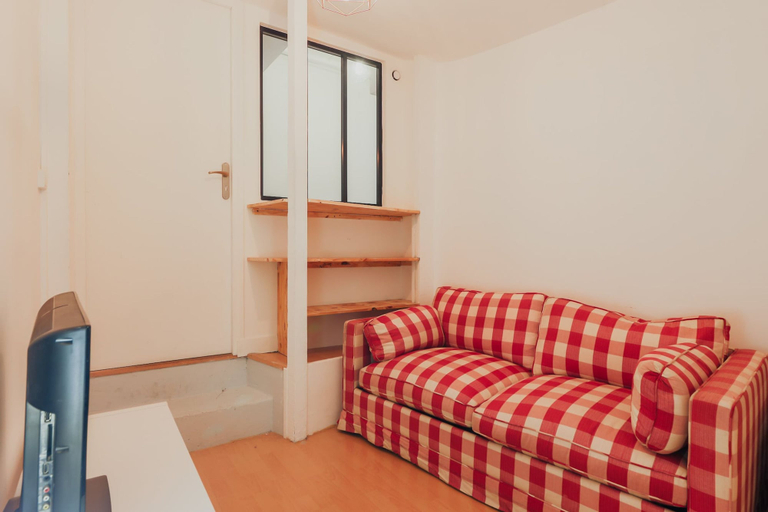 Room 4, Characterful Apartment 6P Grand Boulevard, Paris