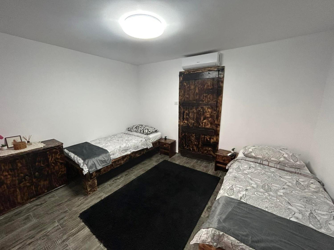 Bedroom 3, Mosia lui Razvan, Margina