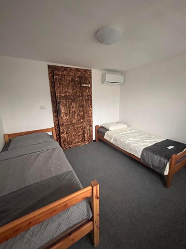 Bedroom 4, Mosia lui Razvan, Margina