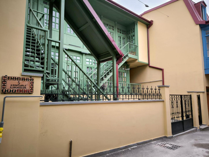 Exterior & Views