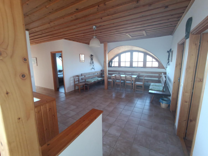 Others 5, Kolonics Pinceszet Vendeghaz Somlo, Ajka