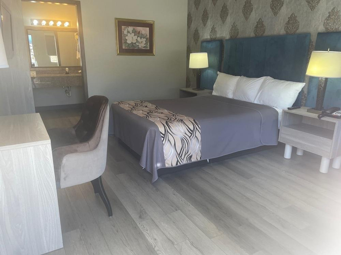 Bedroom 2, Village Inn of Hardy, Sharp