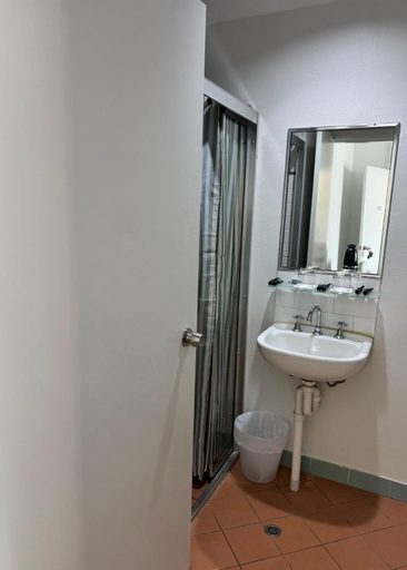 Bathroom 2, Amaroo Hotel Dubbo, Dubbo - Pt A