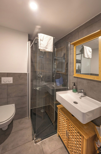 Bathroom 3, GM-Stays Wendelstein Lodge, Miesbach