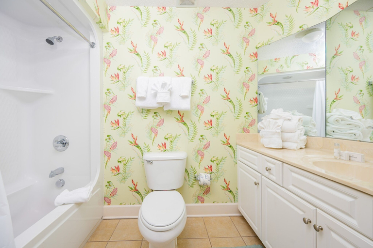 Bathroom 3, Lighthouse on the Bay, Baldwin