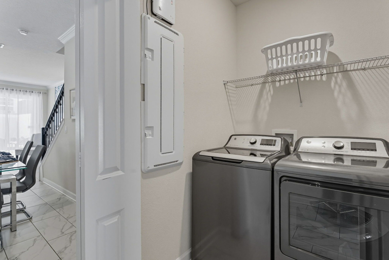 Private kitchen 4, Modern 5BR Retreat, Pool, Water Park & More, Osceola