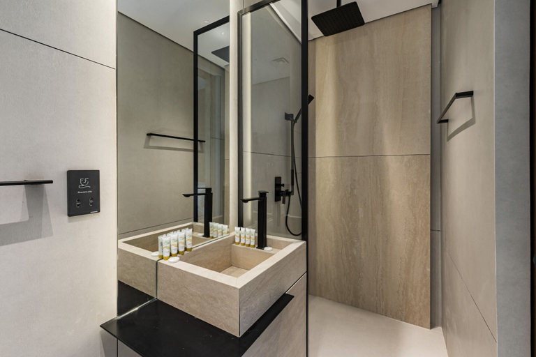 Room 5, Prime JLT Stay Near Metro Lakeside Dining, Dubai