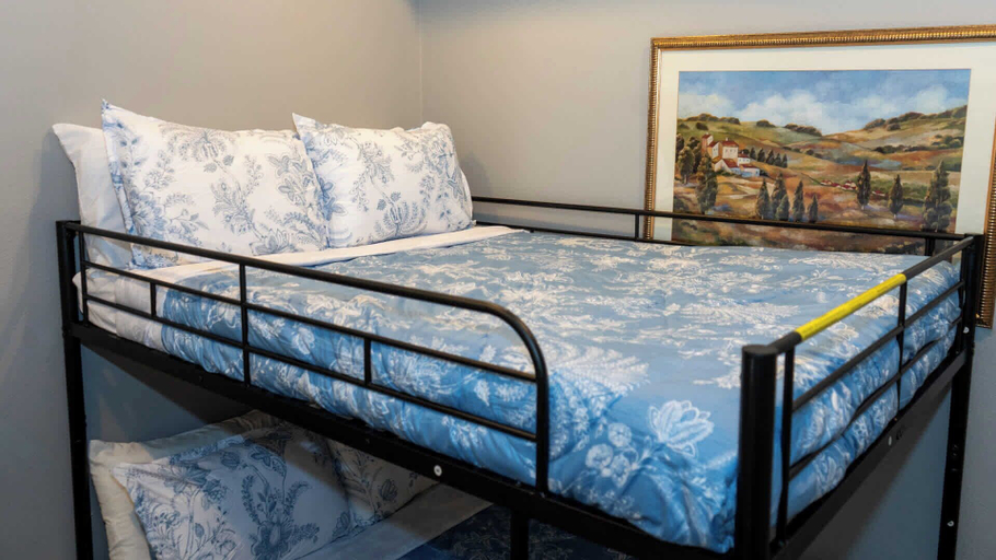 Room 2, First Floor Pool Home Seventy Five Steps to Beach, Cameron