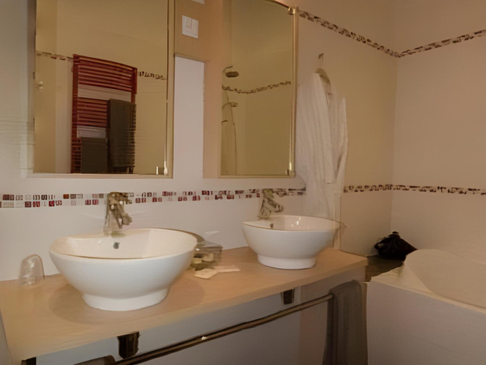 Bathroom 4, Rollan de By Hotel, Gironde