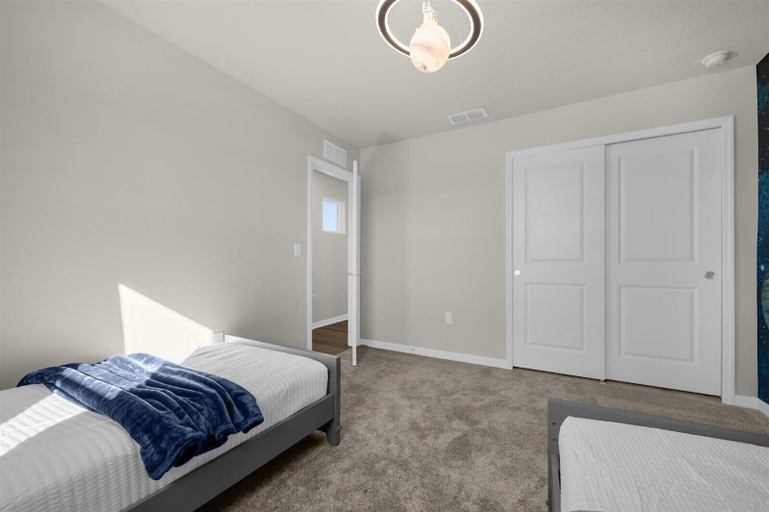 Room 5, Elegant 6BR Home Perfect for Families, Lake