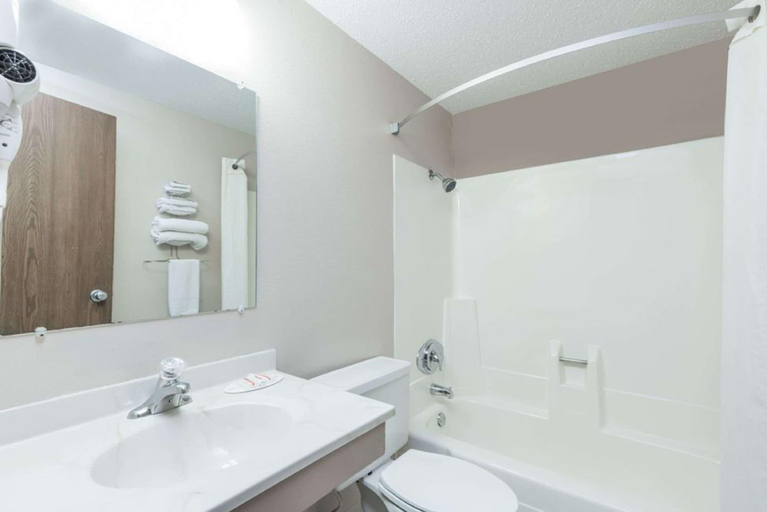 Bathroom 4, Glendive Lodge, Dawson