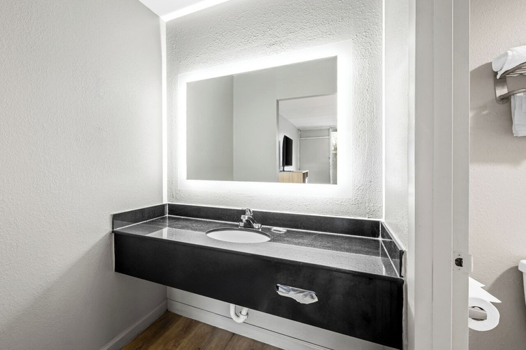 Bathroom 4, Super 8 by Wyndham Kingsport /I-81, Sullivan