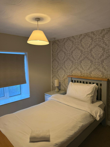 Bedroom 3, The Cross Oak Inn, Caerphilly