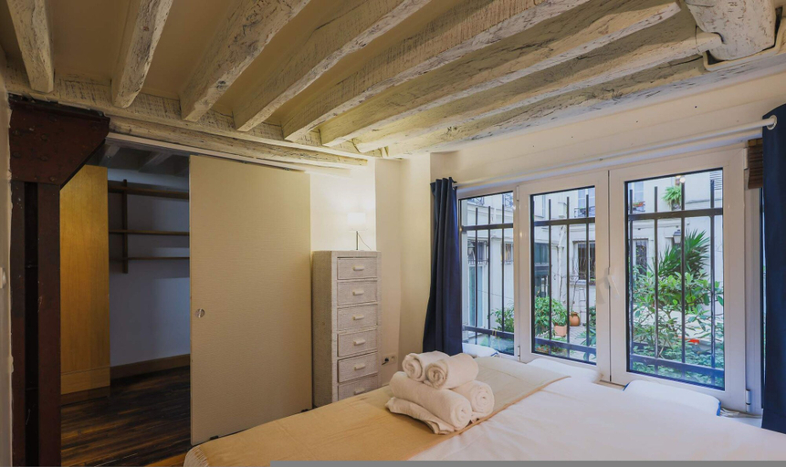 Room 5, Characterful Apartment 6P Grand Boulevard, Paris
