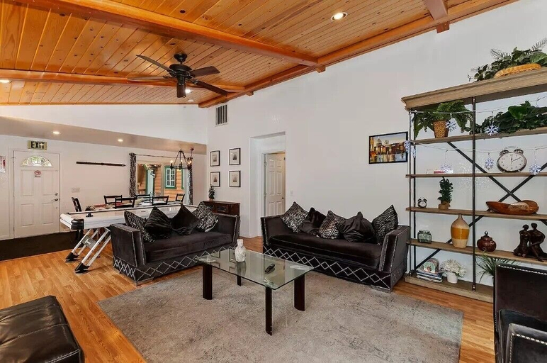 Living area 2, Mountain Bearadise, San Bernardino