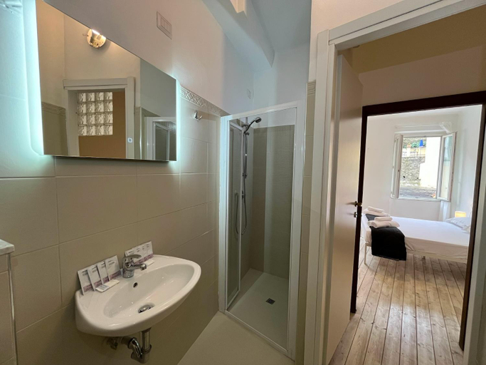 Bathroom, Vernazza Central Apartments, La Spezia