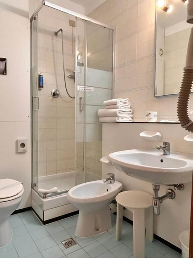 Bathroom 5, HOTEL LA FENICE, Florence
