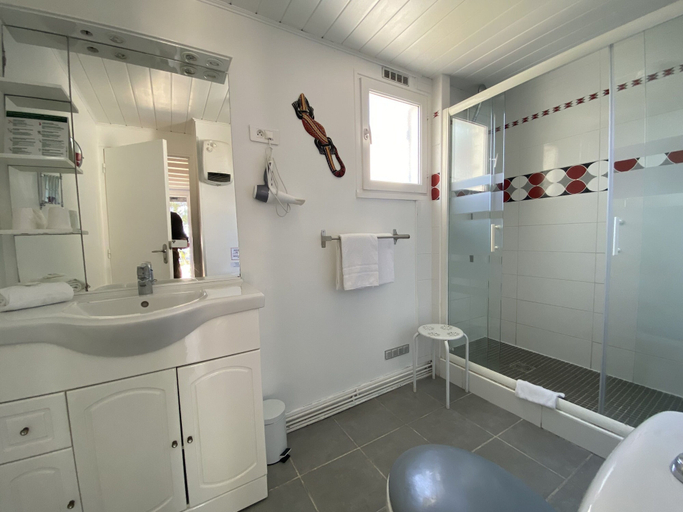 Bathroom 4, Hotel Des 4 Vents, Gard