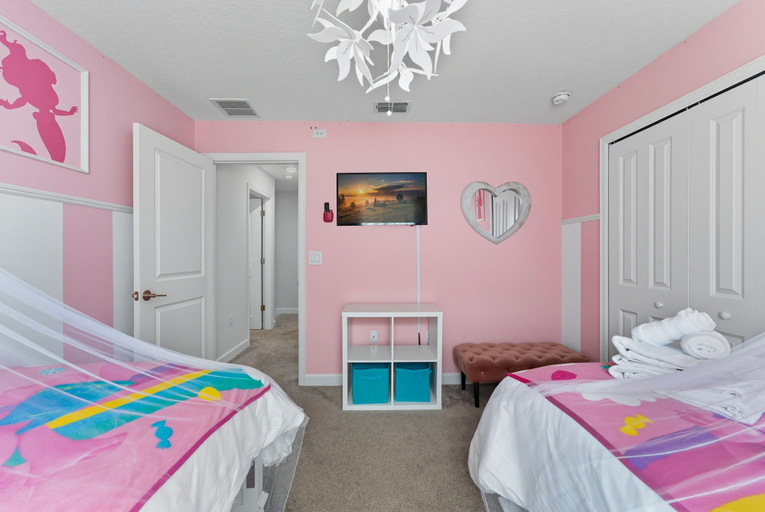 Room 5, Modern 5BR Retreat, Pool, Water Park & More, Osceola
