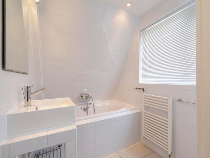 Bathroom 3, Holiday Home Sint Maartenszee near Beach, Zijpe