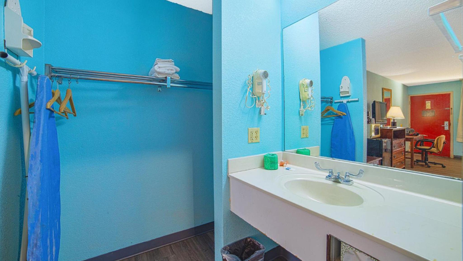 Bathroom 4, Mayfair Inn, Martin