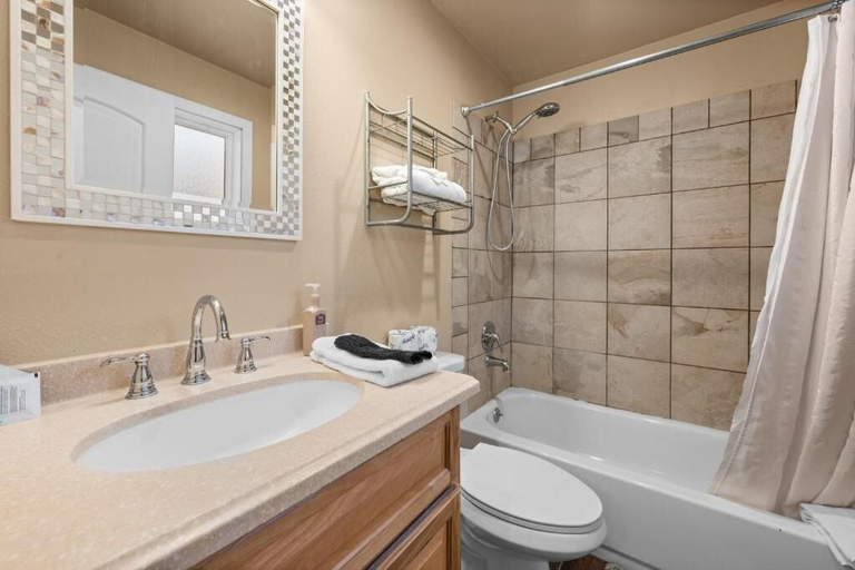 Bathroom 2, Appleview, San Bernardino
