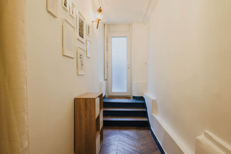 Room 2, Characterful Apartment 6P Grand Boulevard, Paris