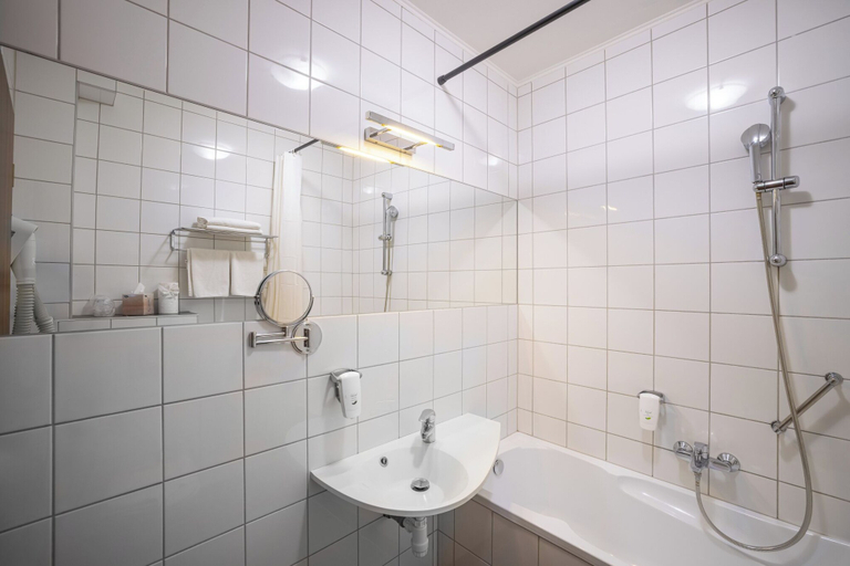 Bathroom 4, Centrál Hotel, Nyíregyháza