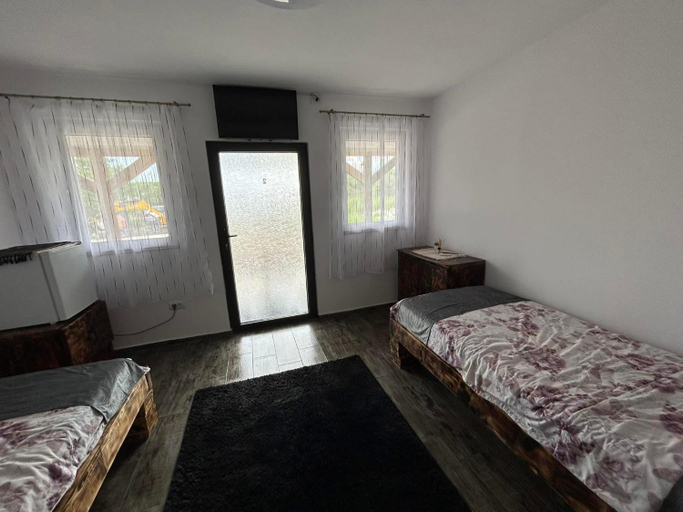 Bedroom 2, Mosia lui Razvan, Margina