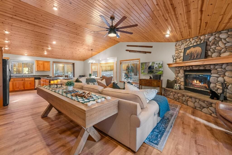 Living area 5, Pine Cottage, San Bernardino
