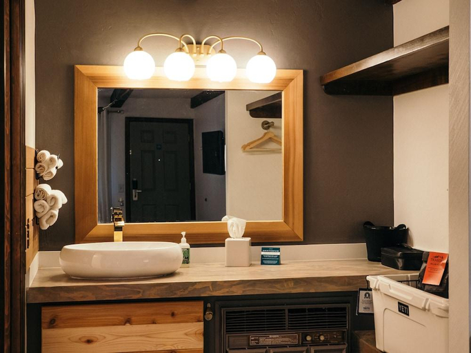 Bathroom 4, LOGE Bend, Deschutes