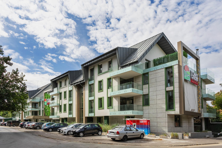 Exterior & Views