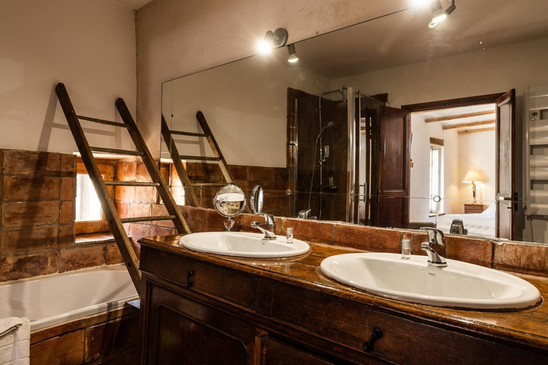 Bathroom 4, Le Roc sur l'Orbieu, Aude