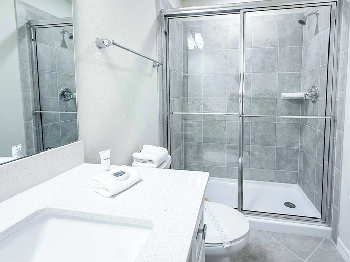 Bathroom 2, Themed Luxury 5br, Best Family Getaway, Lake