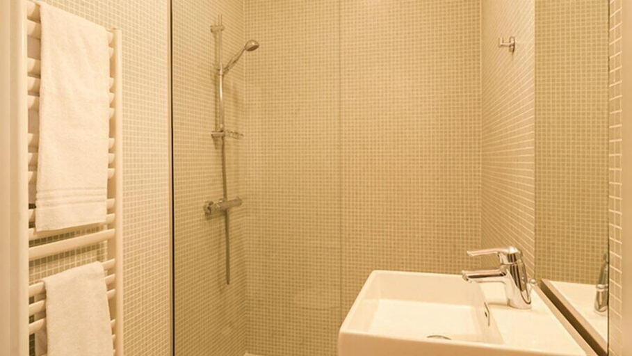 Bathroom 4, The Originals Boutique, Hôtel Ô Gayot, Orne