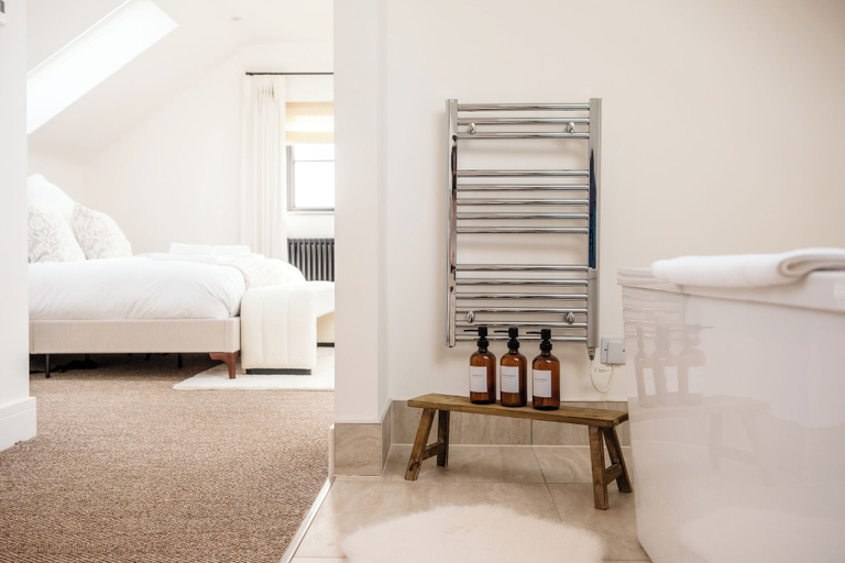 Room 3, Luxury Cotswolds Estate with Pool, Oxfordshire