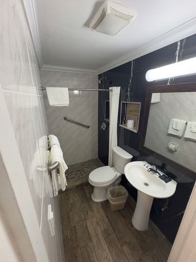 Bathroom 5, Economy Inn, Desoto