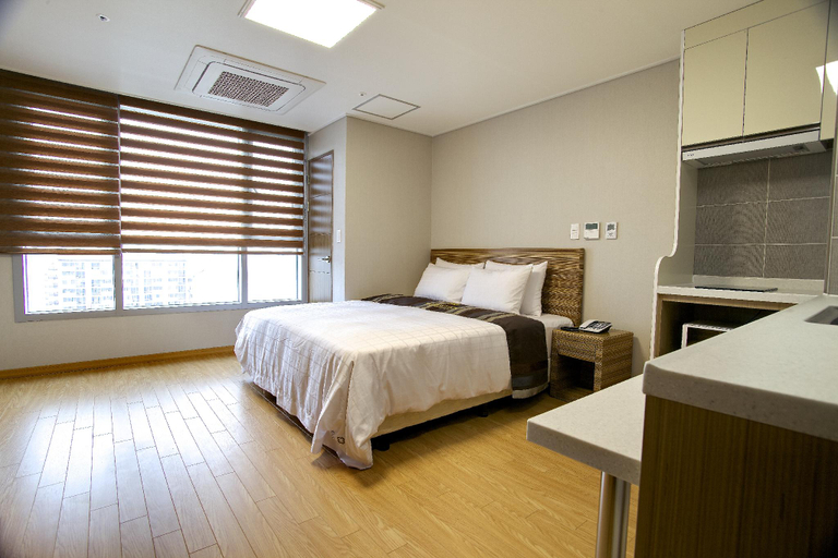 Bedroom 2, The Class 300 Hotel and Condominium, Sokcho
