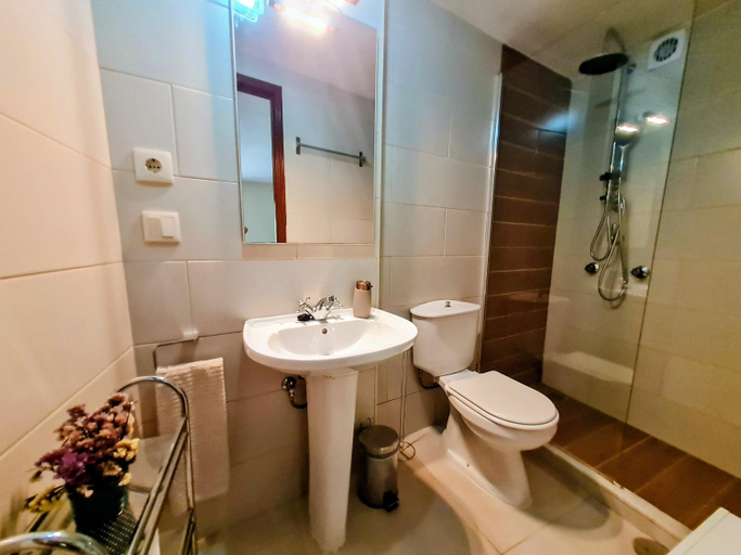 Bathroom 3, Out of Town, Castelo de Paiva