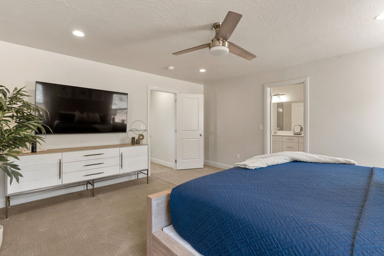 Room 2, Sagebrush Terrace 5 Bedroom Home, Washington