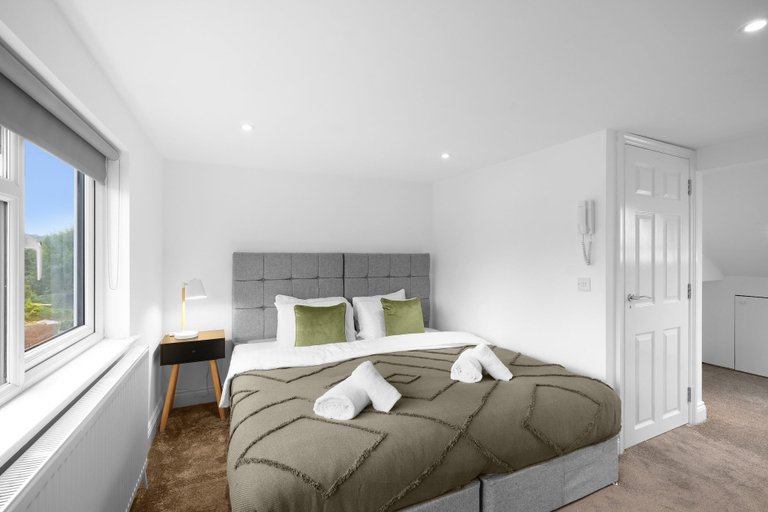 Room 3, Stylish 4 Bedroom, 2.5-Bath Home in Borehamwood, Hertfordshire
