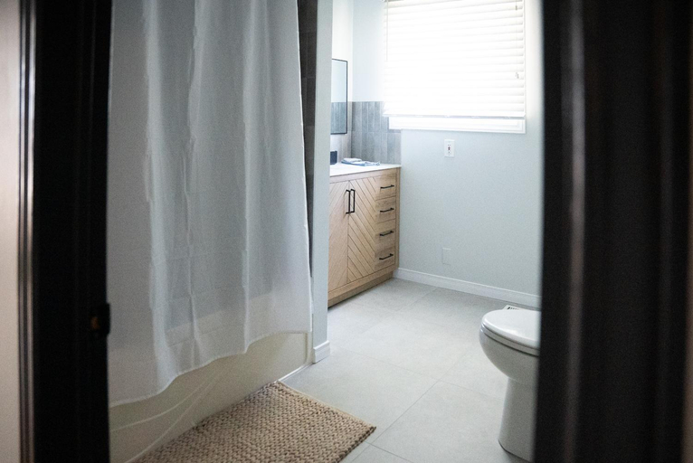 Bathroom 4, Neptunes Hideaway, Bruce
