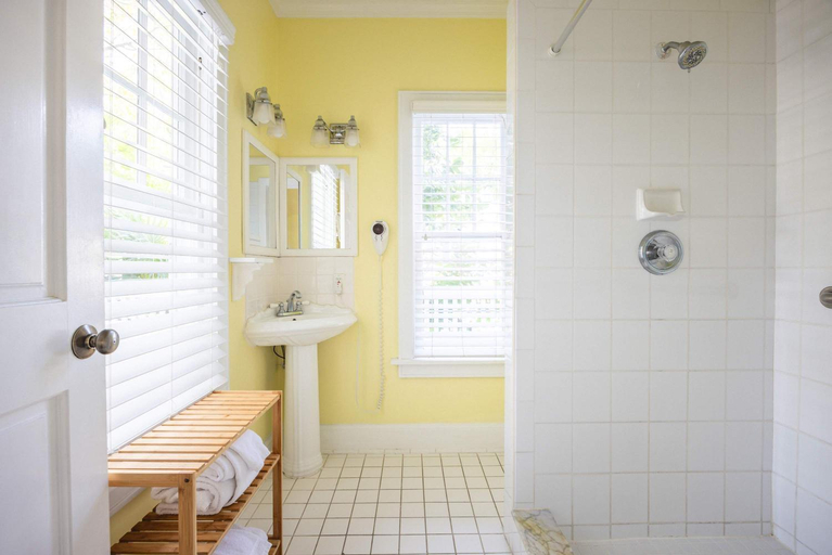 Bathroom, Classic King Balcony at the James House, Monroe