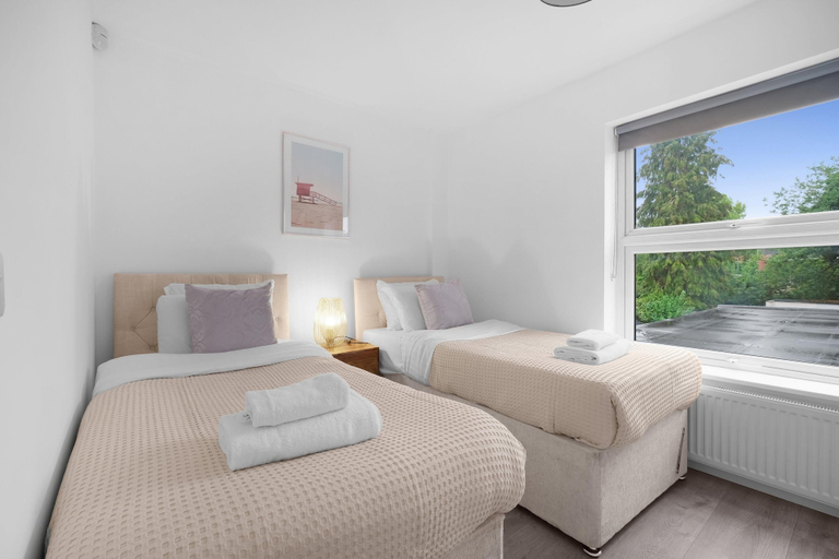 Room 4, Stylish 4 Bedroom, 2.5-Bath Home in Borehamwood, Hertfordshire