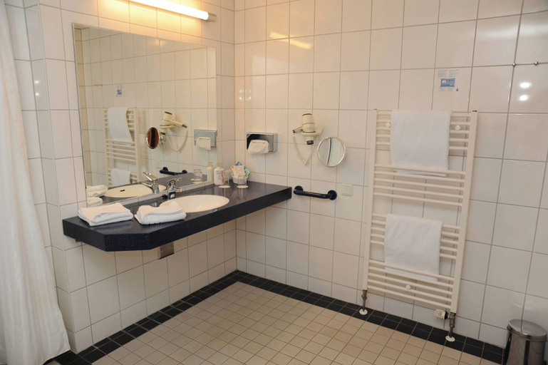 Bathroom 5, Hotel Ascot-Bristol, Potsdam