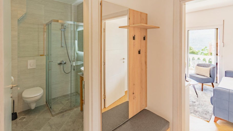 Bathroom 2, Spacious Apartment with Balcony and sea view